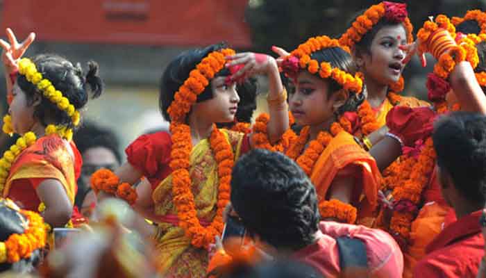 ফুল ফুটুক আর না-ই ফুটুক আজ বসন্ত