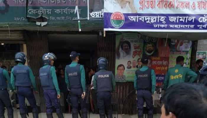 কর্মসূচির আগেই বিএনপি কার্যালয় ঘিরে রেখেছে পুলিশ কর্মসূচির আগেই বিএনপি কার্যালয় ঘিরে রেখেছে পুলিশ