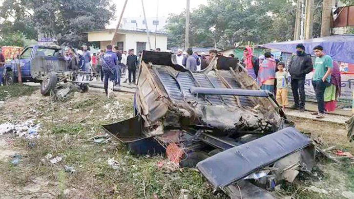 ট্রেনের ধাক্কায় পুলিশ ভ্যান চুরমার, নিহত ১ ট্রেনের ধাক্কায় পুলিশ ভ্যান চুরমার, নিহত ১