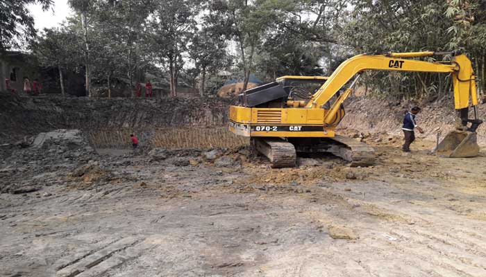আক্কেলপুরে থামছেই না মাটি খেকোরা আক্কেলপুরে থামছেই না মাটি খেকোরা