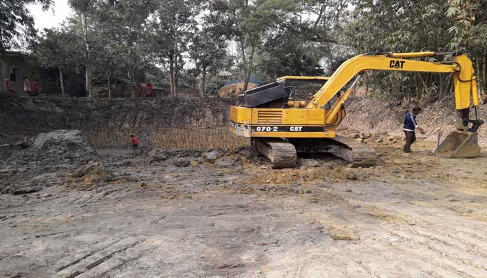 আক্কেলপুরে থামছেই না মাটি খেকোরা