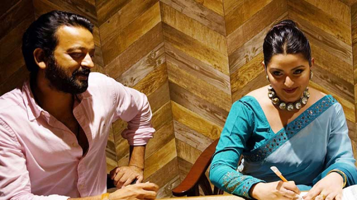 পরীমণি- সাইমনের চুক্তি সই পরীমণি- সাইমনের চুক্তি সই