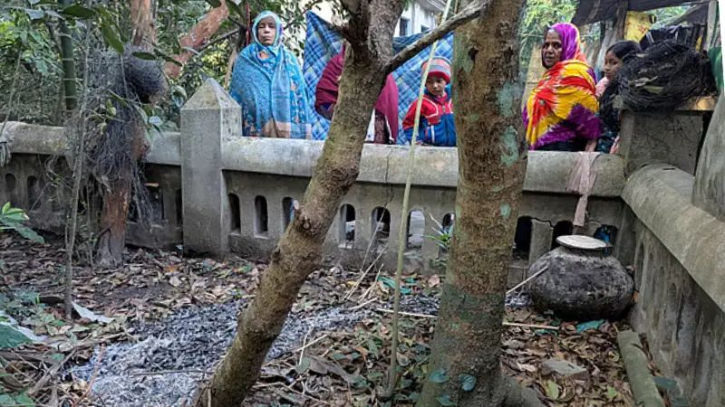 শরীয়তপুরে মুক্তিযোদ্ধার কবরে আগুন