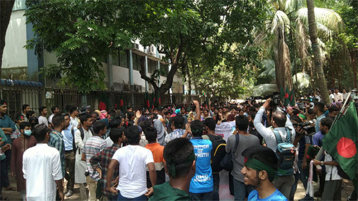 বঙ্গভবন অভিমুখে গণপদযাত্রায় আন্দোলনকারী শিক্ষার্থীরা বঙ্গভবন অভিমুখে গণপদযাত্রায় আন্দোলনকারী শিক্ষার্থীরা