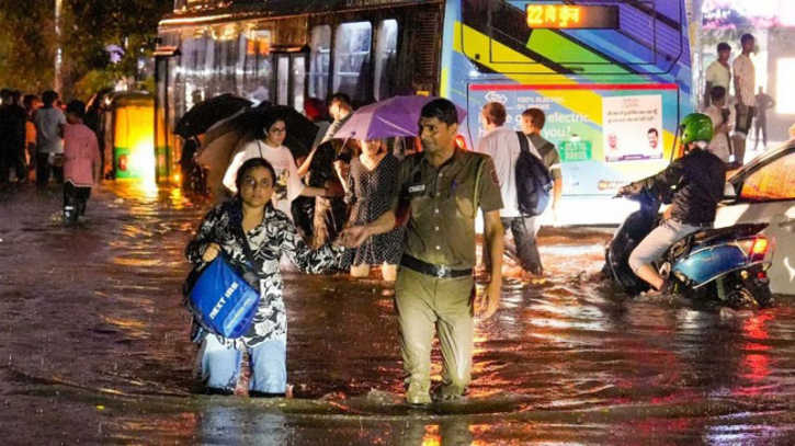 দিল্লিতে ভারী বৃষ্টিপাতে রেড অ্যালার্ট জারি : নিহত ২ দিল্লিতে ভারী বৃষ্টিপাতে রেড অ্যালার্ট জারি : নিহত ২