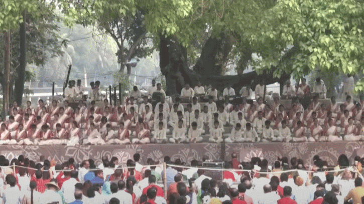 রমনার বটমূলে বর্ষবরণ অনুষ্ঠান চলছে রমনার বটমূলে বর্ষবরণ অনুষ্ঠান চলছে