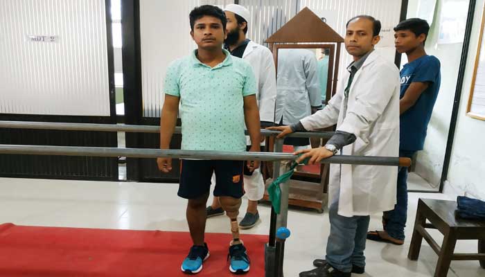 কৃত্রিম পা পেলেন সেই রাসেল সরকার কৃত্রিম পা পেলেন সেই রাসেল সরকার