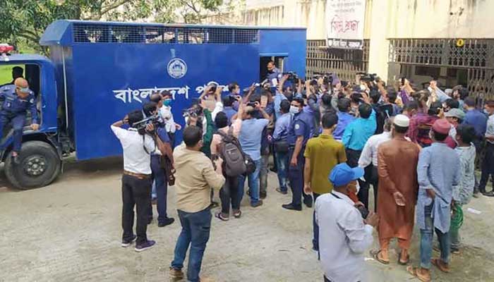 রিফাত হত্যা :আদালতে নেওয়া হয়েছে অপ্রাপ্তবয়স্ক আসামিদের রিফাত হত্যা :আদালতে নেওয়া হয়েছে অপ্রাপ্তবয়স্ক আসামিদের