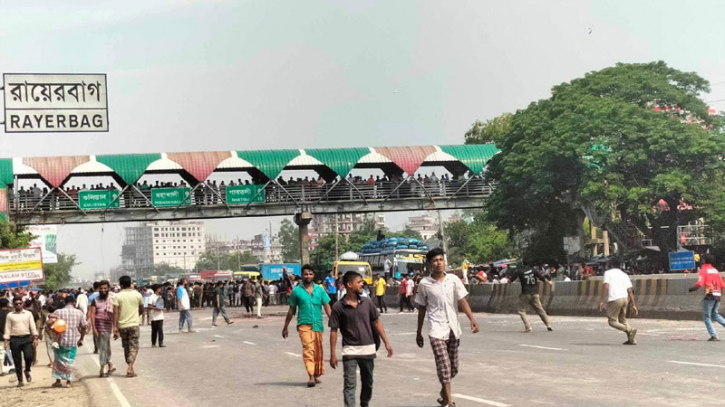 শনির আখড়ায় মহাসড়ক অবরোধ করে ক্রিকেট খেলছেন শিক্ষার্থীরা শনির আখড়ায় মহাসড়ক অবরোধ করে ক্রিকেট খেলছেন শিক্ষার্থীরা
