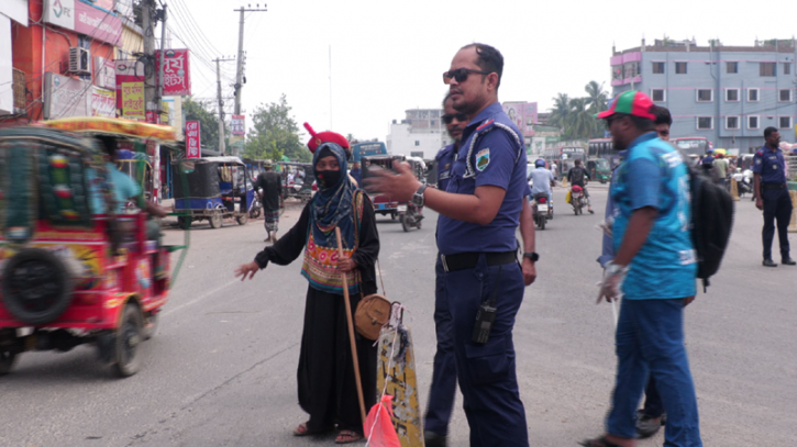 যশোরে সড়কে ফিরেছে ট্রাফিক পুলিশ : সাথে আছে শিক্ষার্থীরাও যশোরে সড়কে ফিরেছে ট্রাফিক পুলিশ : সাথে আছে শিক্ষার্থীরাও