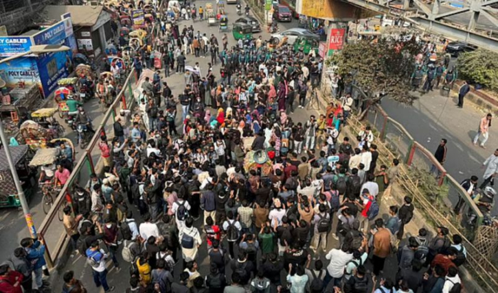 ঢাকার ৪ স্থানে সড়ক অবরোধ শিক্ষার্থীদের, যান চলাচল বন্ধ, ভোগান্তি