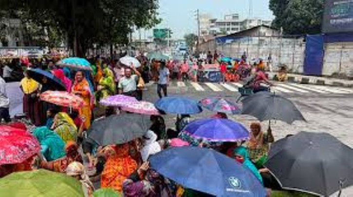 তেজগাঁওয়ে সড়ক অবরোধ করে গার্মেন্টস শ্রমিকদের বিক্ষোভ