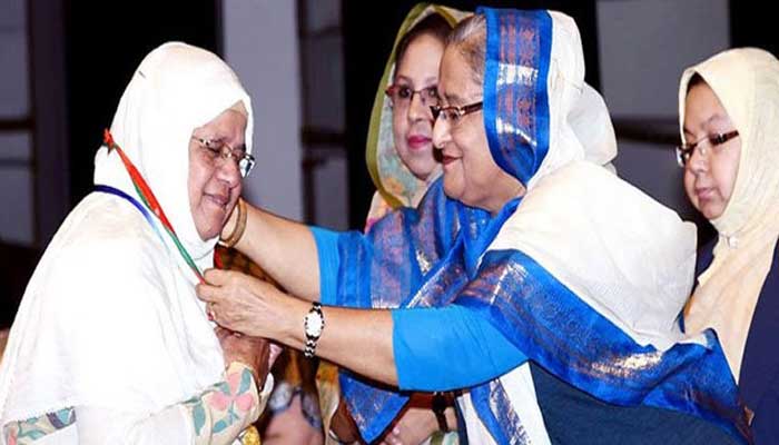 এ বছর রোকেয়া পদক পেলেন পাঁচ নারী এ বছর রোকেয়া পদক পেলেন পাঁচ নারী