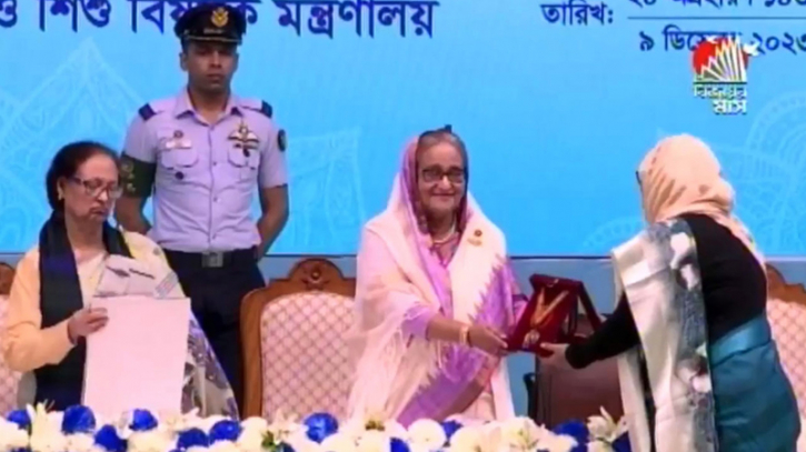 ৫ নারীর হাতে ‘রোকেয়া পদক’ তুলে দিলেন প্রধানমন্ত্রী ৫ নারীর হাতে ‘রোকেয়া পদক’ তুলে দিলেন প্রধানমন্ত্রী