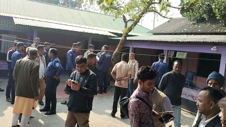 ঘরে ঢুকে মুক্তিযোদ্ধা ও তার স্ত্রীকে হত্যা