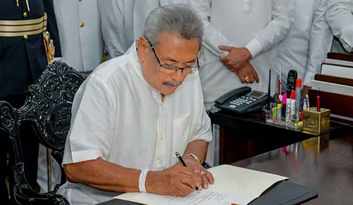 পদত্যাগ করলেন গোতাবায়া : কলম্বোতে আনন্দ মিছিল পদত্যাগ করলেন গোতাবায়া : কলম্বোতে আনন্দ মিছিল