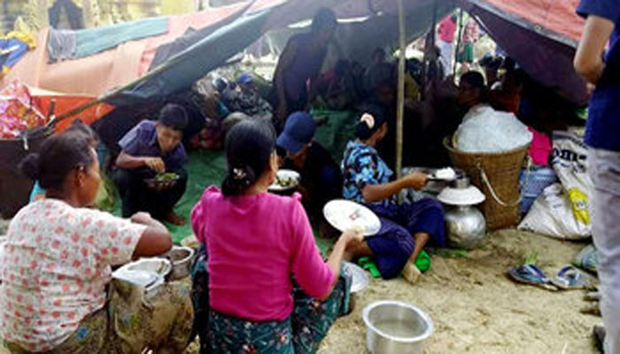 রুমায় বৌদ্ধ শরণার্থীদের আশ্রয় : সঙ্কটে স্থানীয়রা রুমায় বৌদ্ধ শরণার্থীদের আশ্রয় : সঙ্কটে স্থানীয়রা