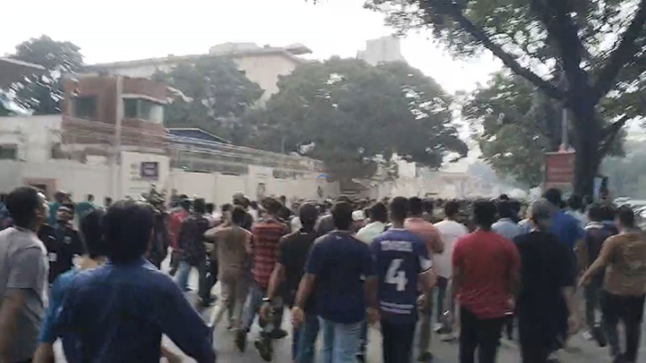 সচিবালয়ের সামনে শিক্ষার্থীদের বিক্ষোভ : শিক্ষা উপদেষ্টার পদত্যাগ দাবি সচিবালয়ের সামনে শিক্ষার্থীদের বিক্ষোভ : শিক্ষা উপদেষ্টার পদত্যাগ দাবি