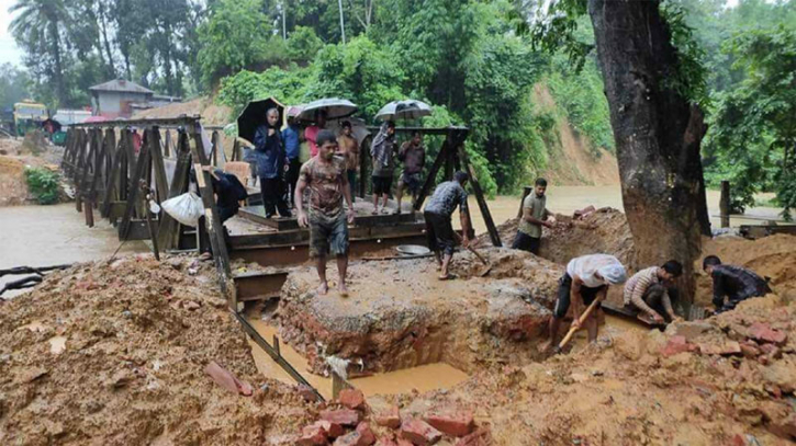 সাজেকে আটকা তিন শতাধিক পর্যটক সাজেকে আটকা তিন শতাধিক পর্যটক