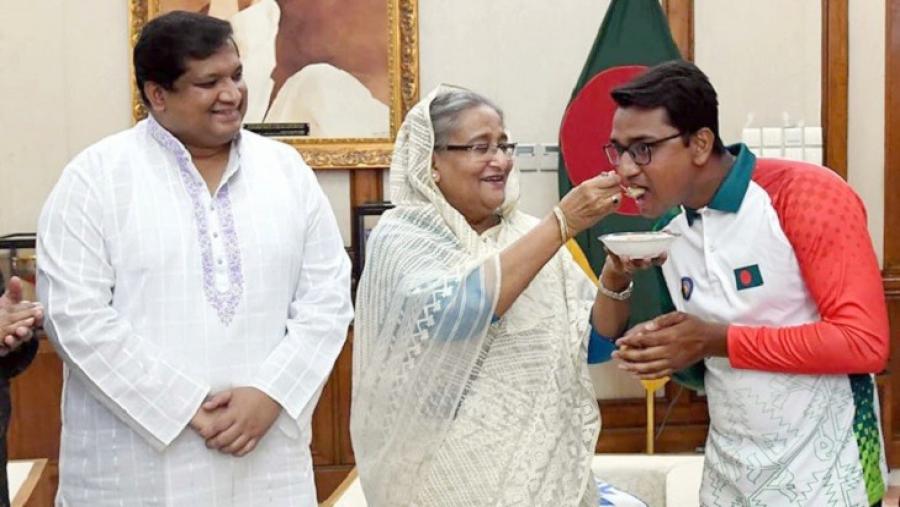 আর্চারিতে স্বর্ণজয়ী সানাকে মিষ্টি খাওয়ালেন প্রধানমন্ত্রী আর্চারিতে স্বর্ণজয়ী সানাকে মিষ্টি খাওয়ালেন প্রধানমন্ত্রী