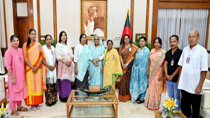 কলাগাছের সুতায় শাড়ি: প্রধানমন্ত্রীর সঙ্গে কারিগরদের সাক্ষাৎ কলাগাছের সুতায় শাড়ি: প্রধানমন্ত্রীর সঙ্গে কারিগরদের সাক্ষাৎ