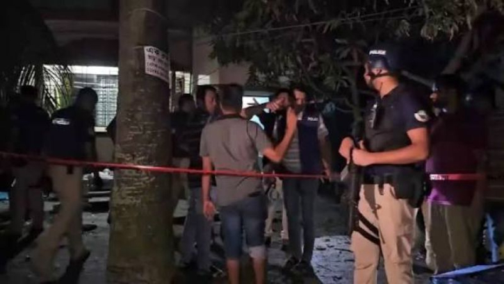 সাভারে জেএমবির আস্তানা থেকে ১৪ পাইপবোমা ও বিস্ফোরক উদ্ধার, গ্রেপ্তার ১