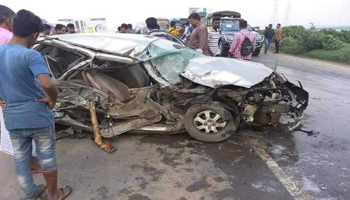 সাভারে পিকআপভ্যান -প্রাইভেটকার সংঘর্ষ : গার্মেন্টস কর্মকর্তা নিহত