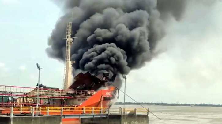 চট্টগ্রাম বন্দরে ফের তেলবাহী জাহাজে আগুন, নিহত ১ চট্টগ্রাম বন্দরে ফের তেলবাহী জাহাজে আগুন, নিহত ১