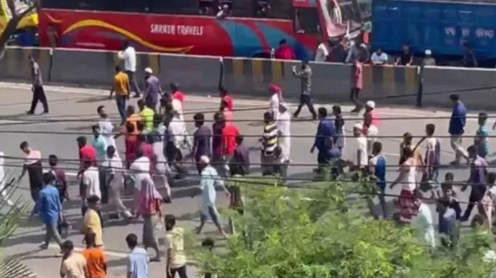 যাত্রাবাড়ীতে পুলিশ-শিক্ষার্থী সংঘর্ষ : ২ পথচারী গুলিবিদ্ধ যাত্রাবাড়ীতে পুলিশ-শিক্ষার্থী সংঘর্ষ : ২ পথচারী গুলিবিদ্ধ