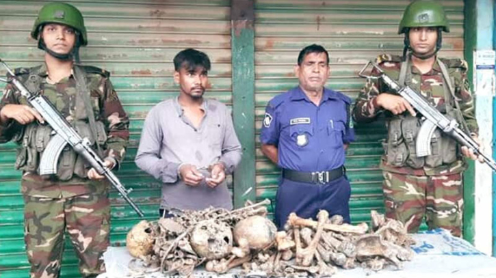 স্কুলব্যাগ ভর্তি মানুষের কঙ্কালসহ যুবককে আটক করেছে সেনাবাহিনী স্কুলব্যাগ ভর্তি মানুষের কঙ্কালসহ যুবককে আটক করেছে সেনাবাহিনী