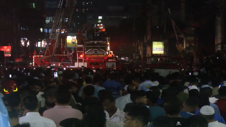 রাজধানীর মিরপুরে বস্তিতে আগুন রাজধানীর মিরপুরে বস্তিতে আগুন