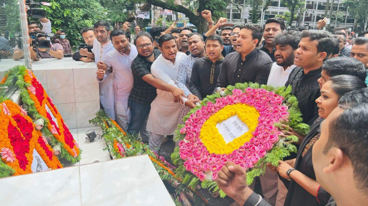 বুয়েটে বঙ্গবন্ধুর প্রতিকৃতিতে ছাত্রলীগের শ্রদ্ধা