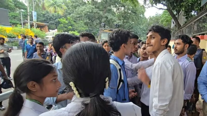 শিক্ষামন্ত্রীর পদত্যাগের দাবি বাদ, ৬ দফা নিয়ে সচিবালয়ে শিক্ষার্থী