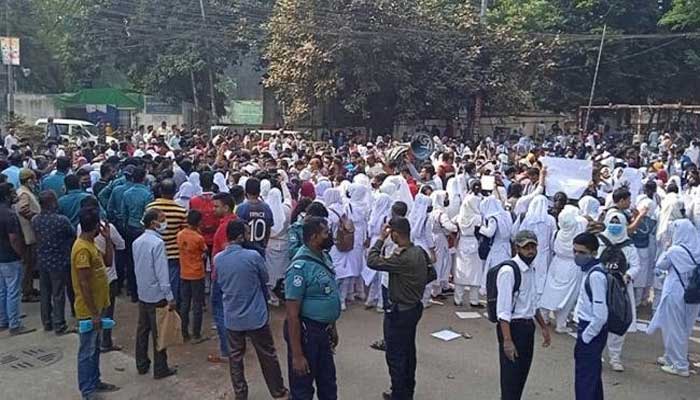 বাসে হাফ ভাড়া নেওয়ার সুযোগ নেই: এনায়েত উল্লাহ বাসে হাফ ভাড়া নেওয়ার সুযোগ নেই: এনায়েত উল্লাহ
