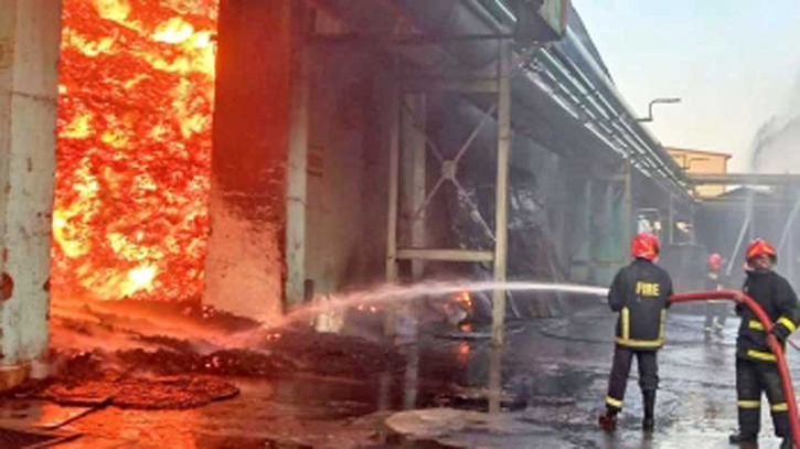 এখনো দাউ দাউ করে জ্বলছে এস আলম সুগার মিলের আগুন এখনো দাউ দাউ করে জ্বলছে এস আলম সুগার মিলের আগুন