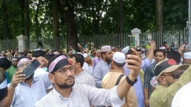 ‘সি আর আবরার, আর নেই দরকার’ স্লোগান এমপিওভুক্ত শিক্ষকদের ‘সি আর আবরার, আর নেই দরকার’ স্লোগান এমপিওভুক্ত শিক্ষকদের