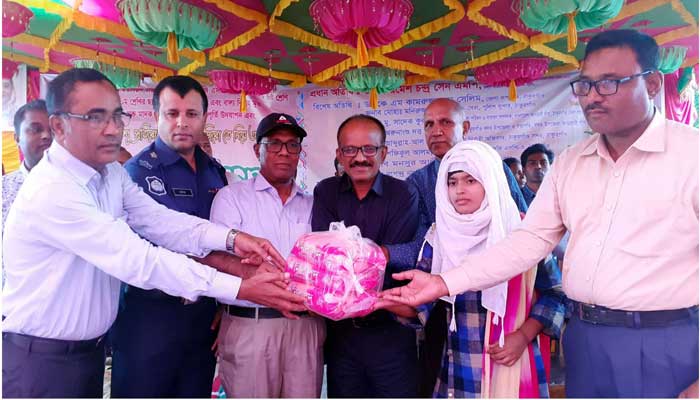 ঠাকুরগাঁওয়ে শিক্ষার্থীদের মাঝে ন্যাপকিন বিতরণ ঠাকুরগাঁওয়ে শিক্ষার্থীদের মাঝে ন্যাপকিন বিতরণ