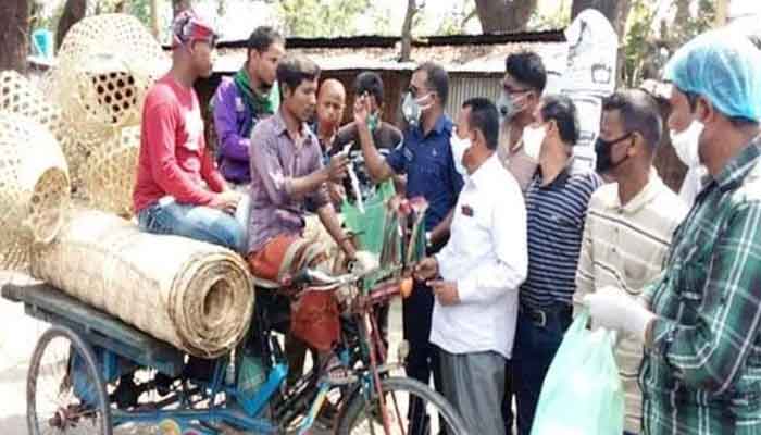 ঠাকুরগাঁওয়ে বিনামূল্যে মাস্ক ও হ্যান্ড স্যানিটাইজার বিতরণ ঠাকুরগাঁওয়ে বিনামূল্যে মাস্ক ও হ্যান্ড স্যানিটাইজার বিতরণ