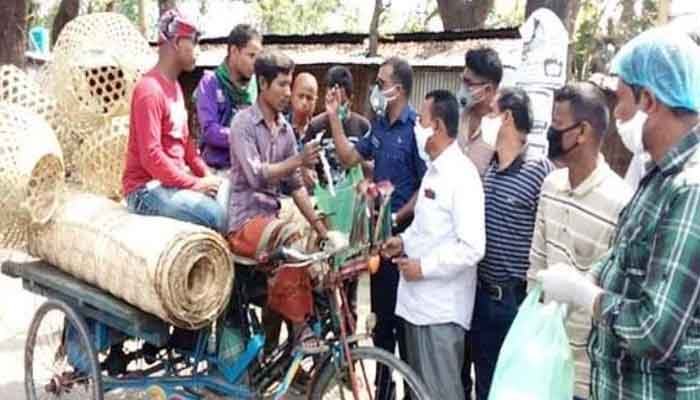 ঠাকুরগাঁওয়ে বিনামূল্যে মাস্ক ও হ্যান্ড স্যানিটাইজার বিতরণ