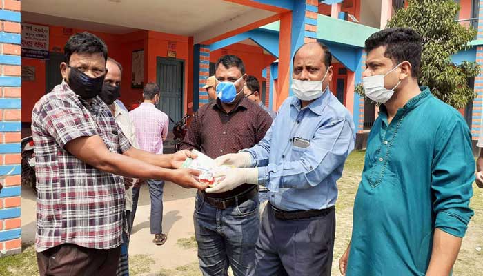 করোনা সচেতনতায় ঠাকুরগাঁওয়ে জেলা পরিষদের লিফলেট ও মাস্ক বিতরণ