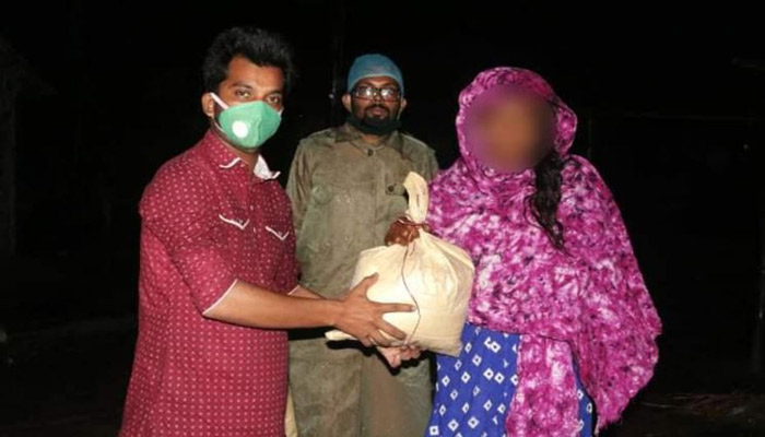 ঠাকুরগাঁওয়ে রাতের আধারে অসহায়দের ঈদ উপহার দিলেন সাংবাদিক ঠাকুরগাঁওয়ে রাতের আধারে অসহায়দের ঈদ উপহার দিলেন সাংবাদিক