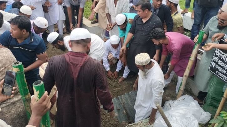 মা-বাবার কবরের পাশে চিরনিদ্রায় শায়িত তোফায়েল আহমেদ