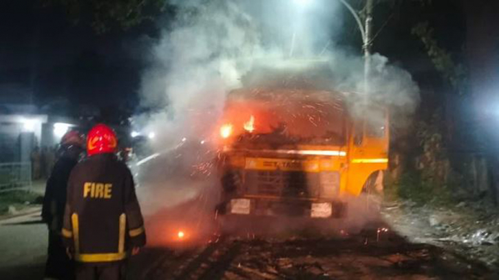 টঙ্গীতে কাভার্ড ভ্যানে আগুন টঙ্গীতে কাভার্ড ভ্যানে আগুন