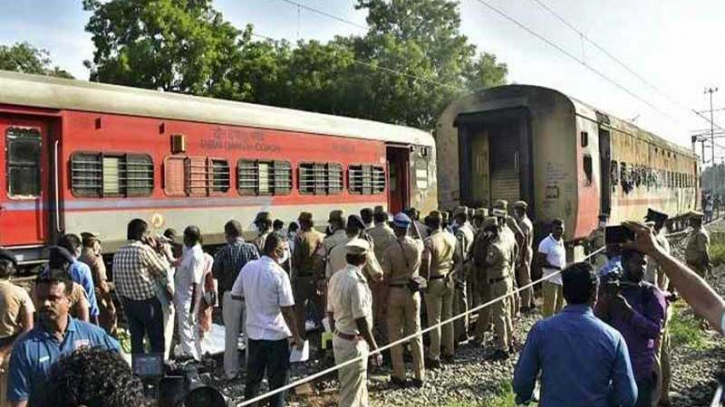 ভারতে চলন্ত ট্রেনে আগুন : নিহত ৮ ভারতে চলন্ত ট্রেনে আগুন : নিহত ৮