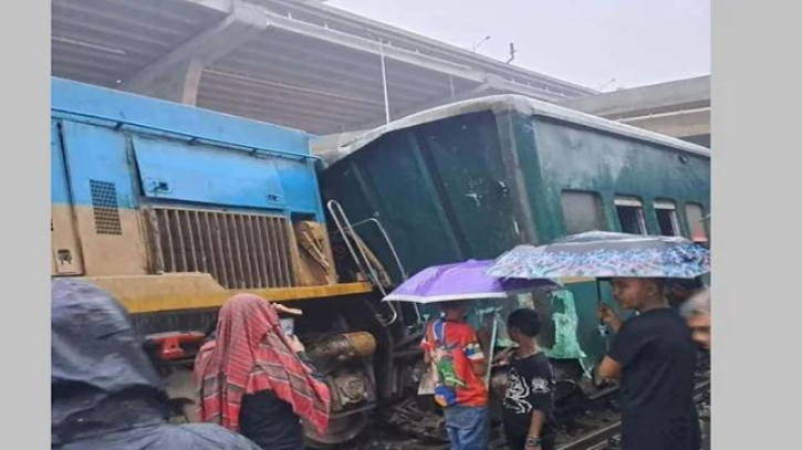 এলিভেটেড এক্সপ্রেসওয়ের ক্রেনের আঘাতে ইঞ্জিনসহ বগি লাইনচ্যুত