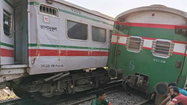 রাজশাহী স্টেশনে ধুমকেতু ও বাংলাবান্ধা ট্রেনের সংঘর্ষ রাজশাহী স্টেশনে ধুমকেতু ও বাংলাবান্ধা ট্রেনের সংঘর্ষ