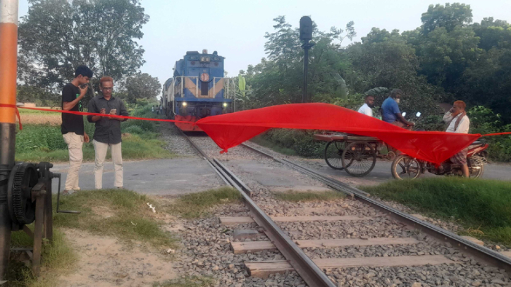 আড়াই ঘণ্টা পর রাজশাহীর সঙ্গে রেল যোগাযোগ স্বাভাবিক আড়াই ঘণ্টা পর রাজশাহীর সঙ্গে রেল যোগাযোগ স্বাভাবিক