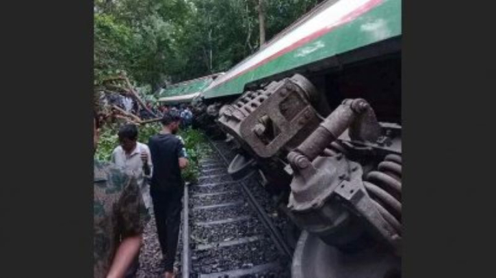 উদয়ন ট্রেন লাইনচ্যুত :  সিলেটের সঙ্গে সারা দেশের রেল যোগাযোগ বন্ধ