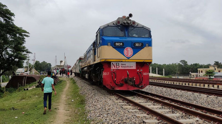 রাজবাড়ীতে ট্রেন লাইনচ্যুত, রেল যোগাযোগ বন্ধ