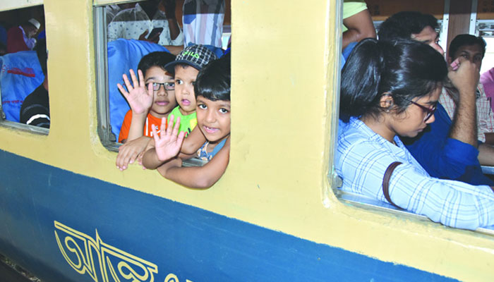 ঈদ করতে ঢাকা ছাড়ছেন নগরবাসী